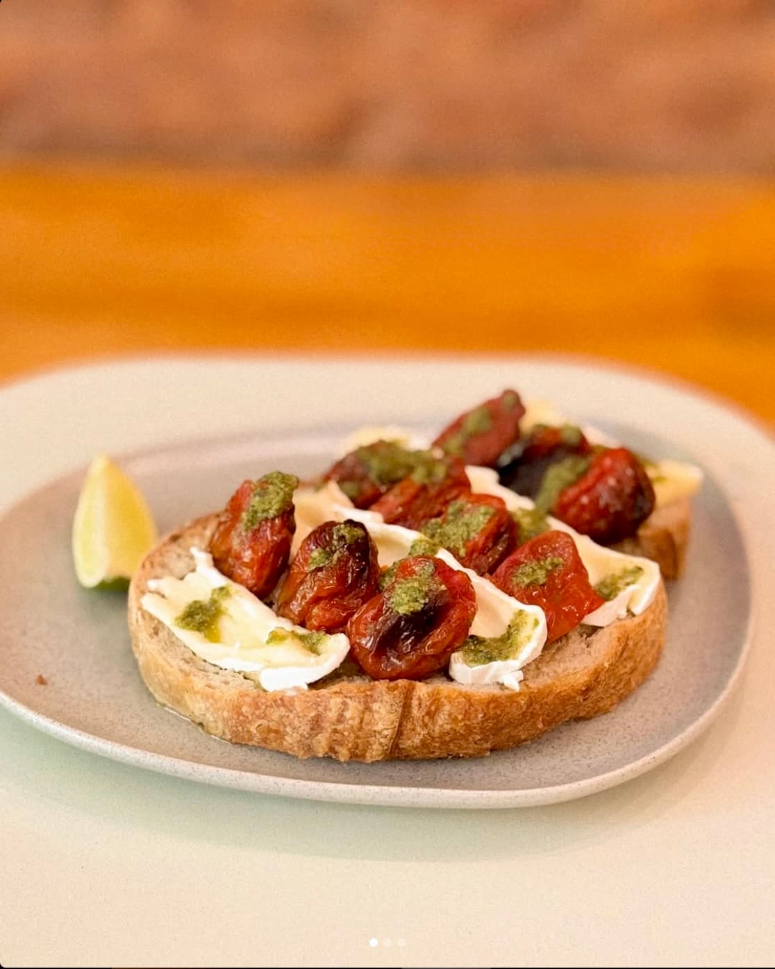 Tostada Brie con tomates confitados y pesto