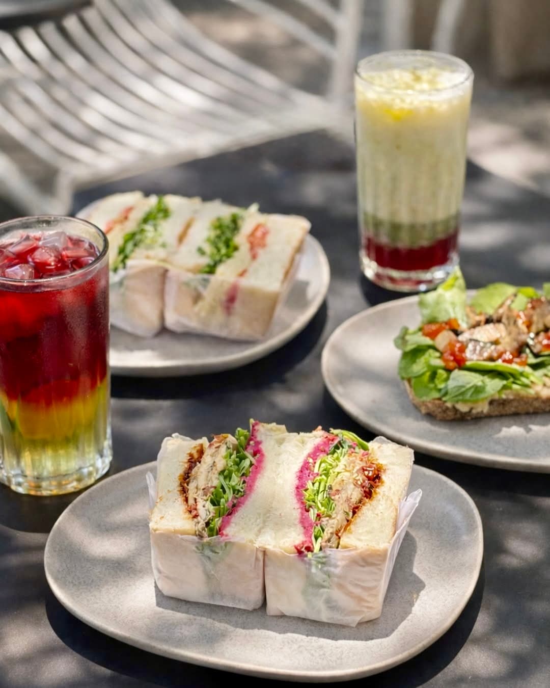 Mesa con sandos y bebidas al sol
