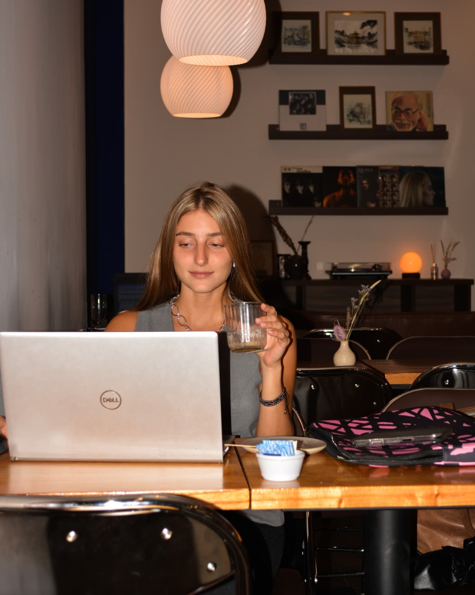 Trabajo remoto con café en el interior del local