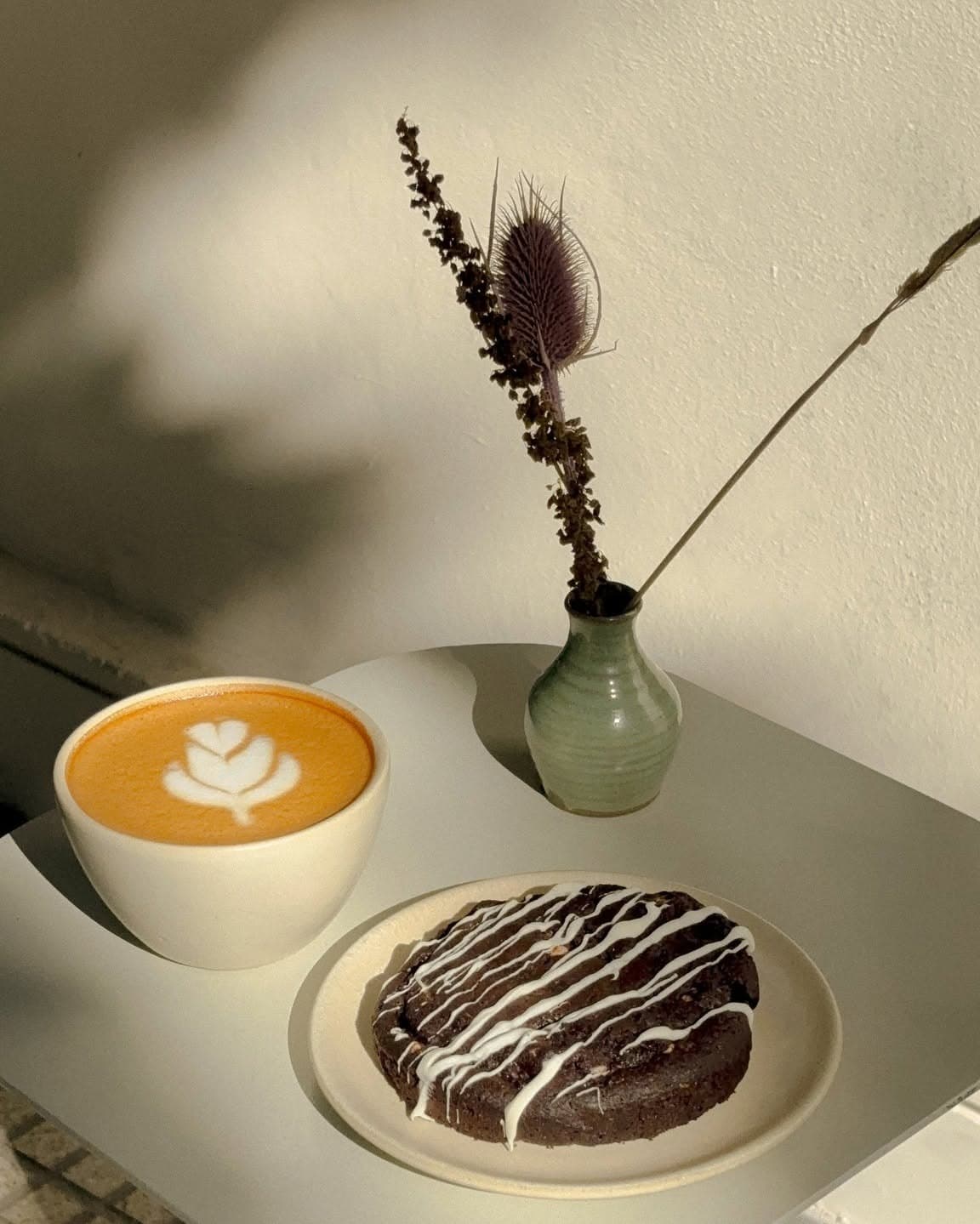 Latte art y brownie de chocolate