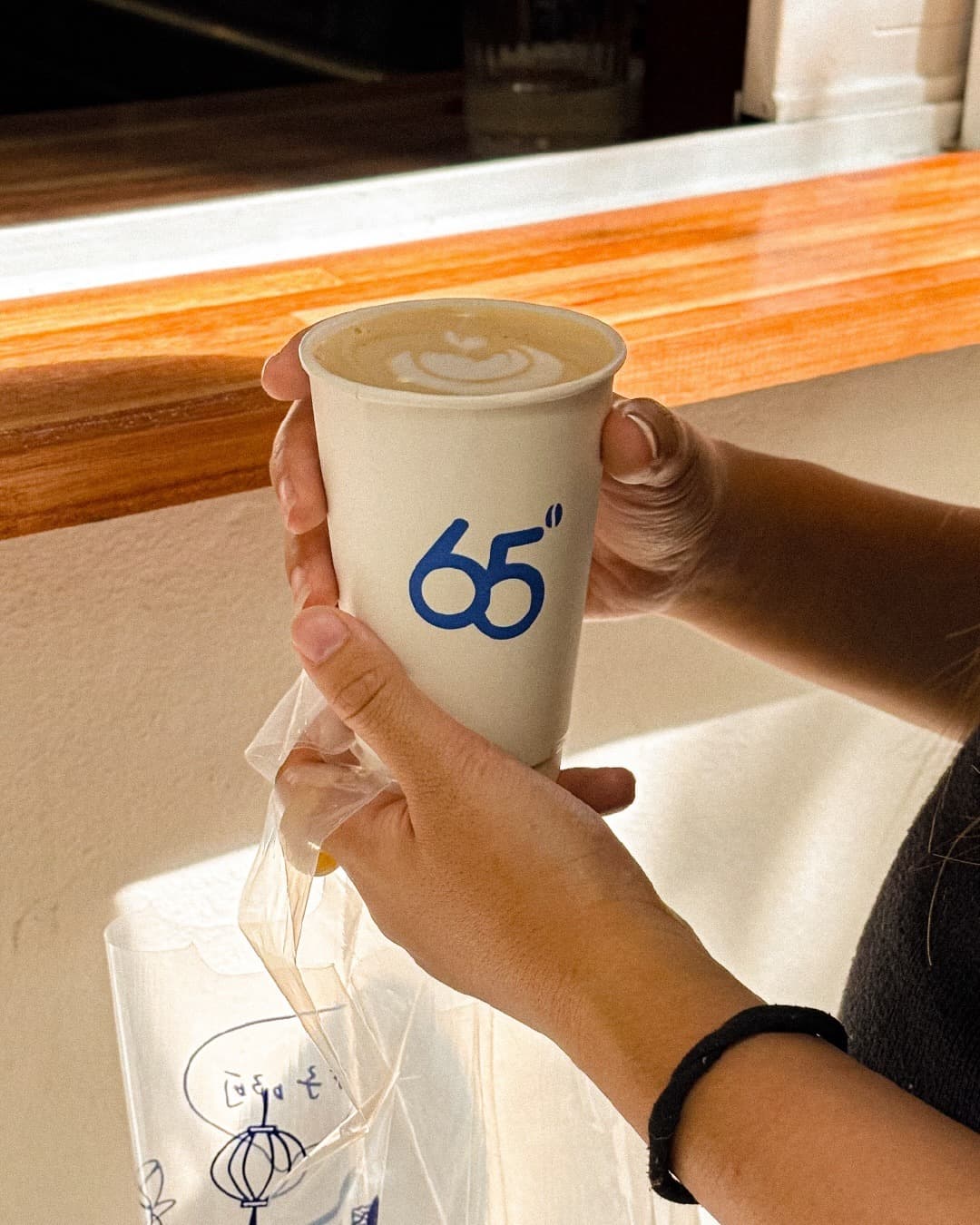 Café para llevar en vaso con logo 65°