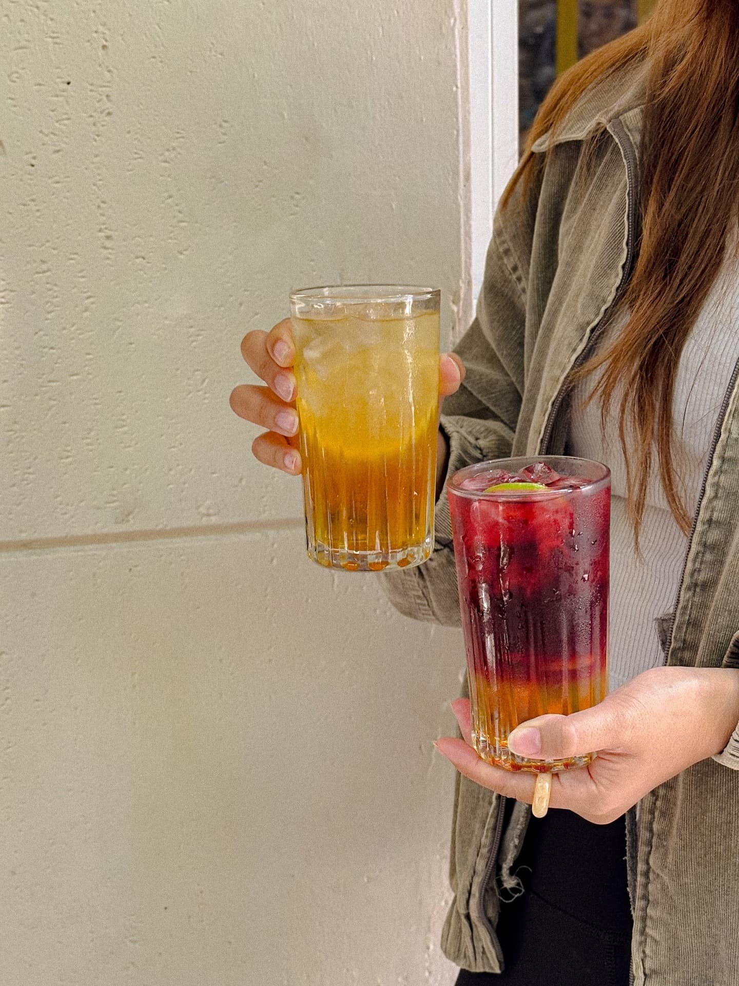 Dos bebidas heladas de colores